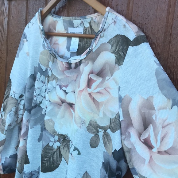 Beautiful Alfred Dunner Floral Top - Picture 3 of 15